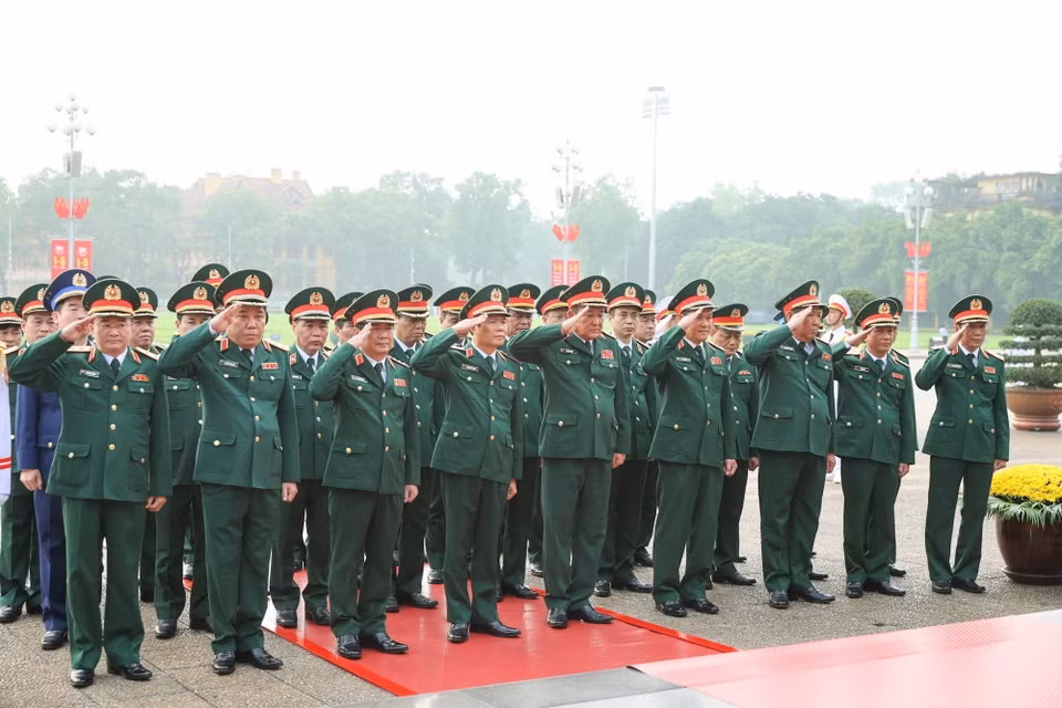 Đoàn đại biểu Quân ủy Trung ương, Bộ Quốc phòng vào Lăng viếng Chủ tịch Hồ Chí Minh. (Ảnh: Dương Giang/TTXVN)