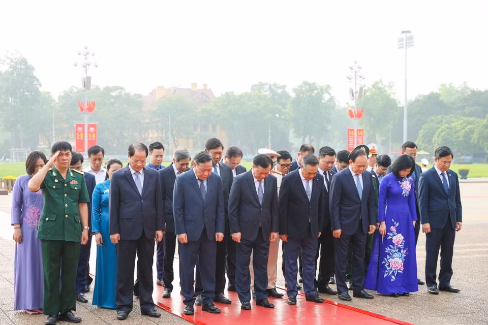 Đoàn đại biểu thành phố Hà Nội thành kính tưởng niệm Chủ tịch Hồ Chí Minh. (Ảnh: Dương Giang/TTXVN)