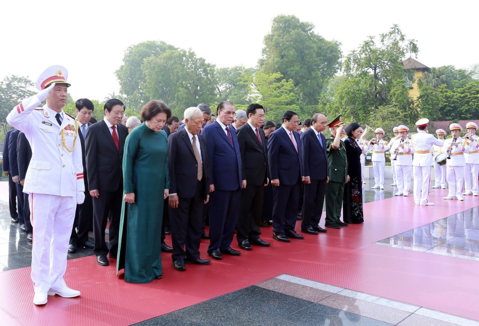 Đoàn đại biểu các lãnh đạo, nguyên lãnh đạo Đảng, Nhà nước tưởng niệm các Anh hùng Liệt sỹ. (Ảnh: TTXVN phát)