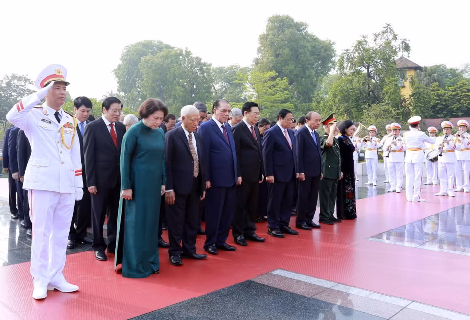 Đoàn đại biểu các lãnh đạo, nguyên lãnh đạo Đảng, Nhà nước tưởng niệm các Anh hùng Liệt sỹ. (Ảnh: TTXVN phát)