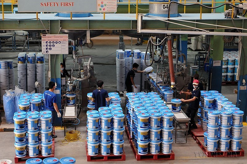 Sản phẩm của Công ty TNHH Sơn TOA Việt Nam (100% vốn của Thái Lan) tại Khu công nghiệp Tân Đông Hiệp A, huyện Dĩ An, tỉnh Bình Dương. (Ảnh: An Hiếu/TTXVN)