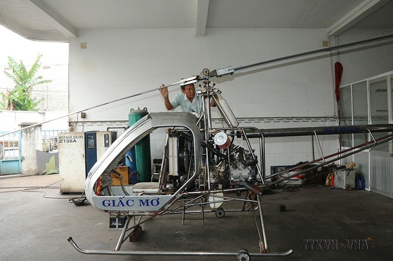 Ông Bùi Hiển, ở phường An Thạnh, thị xã Thuận An (Bình Dương) chế tạo ra chiếc máy bay mang tên 'Giấc mơ,' động cơ 171 mã lực. (Ảnh: Nguyễn Văn Việt/TTXVN)