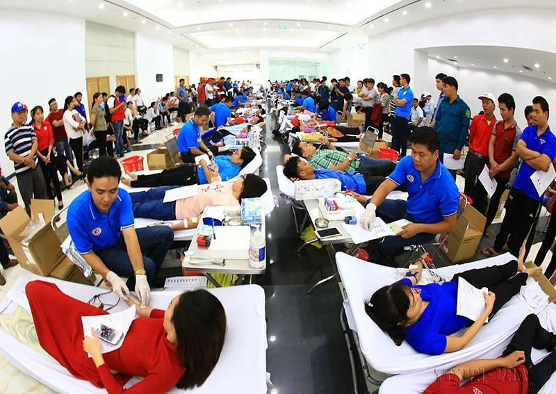 Chương trình 'Tết vì người nghèo' gắn với Lễ hội Xuân Hồng thu hút đông đảo người dân đến hiến máu tình nguyện. (Ảnh: Nguyễn Văn Việt/TTXVN)