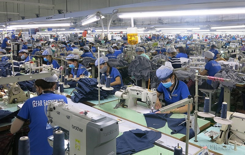 Sản xuất hàng may mặc tại Công ty Far Eastere tại Khu công nghiệp VSIP 1, tỉnh Bình Dương. (Ảnh Hải Âu/TTXVN)