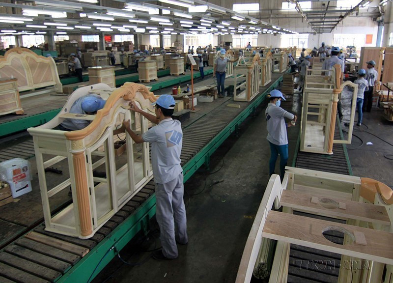 Công ty cổ phần Công nghiệp gỗ Kaiser (Khu công nghiệp Mỹ Phước 1, huyện Bến Cát, tỉnh Bình Dương) sản xuất, xuất khẩu sản phẩm đồ gỗ nội thất gia dụng cao cấp sang thị trường Mỹ. (Ảnh: Vũ Sinh/TTXVN)