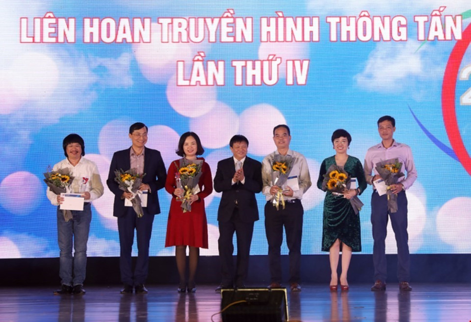 Đại diện các tập thể được vinh danh vì đã có thành tích đóng góp cho sự phát triển của Trung tâm Truyền hình Thông tấn. (Ảnh: Phan Tuấn Anh/TTXVN)