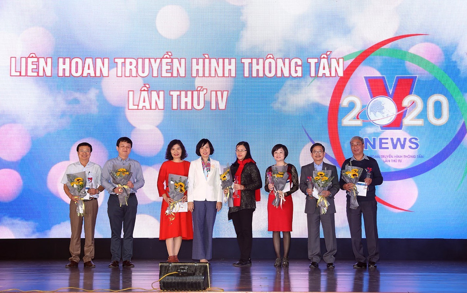 Đại diện các tập thể được vinh danh vì đã có thành tích đóng góp cho sự phát triển của Trung tâm Truyền hình Thông tấn. (Ảnh: Phan Tuấn Anh/TTXVN)