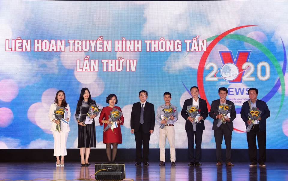 Đại diện các tập thể được vinh danh vì đã có thành tích đóng góp cho sự phát triển của Trung tâm Truyền hình Thông tấn. (Ảnh: Phan Tuấn Anh/TTXVN)