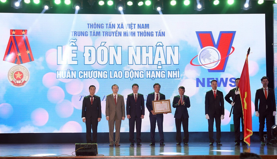 Tổng Giám đốc Thông tấn xã Việt Nam Nguyễn Đức Lợi trao Huân chương Lao động hạng Nhì của Chủ tịch nước tặng Trung tâm Truyền hình Thông tấn. (Ảnh: Phan Tuấn Anh/TTXVN)