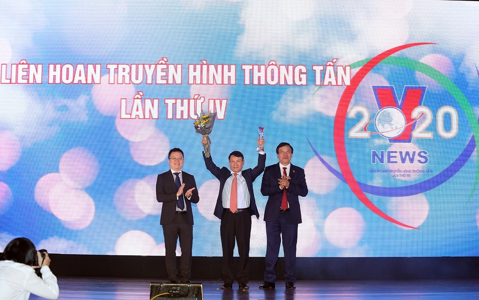 Tổng Giám đốc Thông tấn xã Việt Nam Nguyễn Đức Lợi được vinh danh vì những đóng góp cho sự phát triển của Trung tâm Truyền hình Thông tấn. (Ảnh: Phan Tuấn Anh/TTXVN)