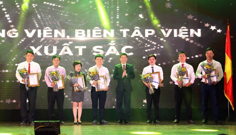 Các cá nhân nhận giải phóng viên, biên tập viên xuất sắc.(Ảnh: Phan Tuấn Anh/TTXVN)