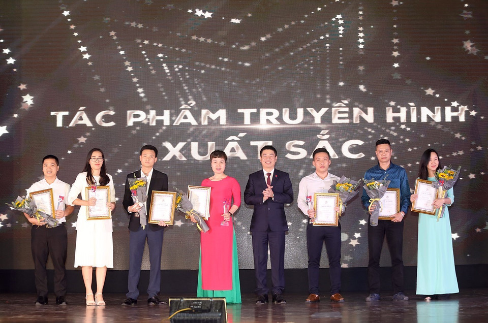 Đại diện các nhóm tác giả nhận giải Tác phẩm truyền hình xuất sắc. (Ảnh: Phan Tuấn Anh/TTXVN)