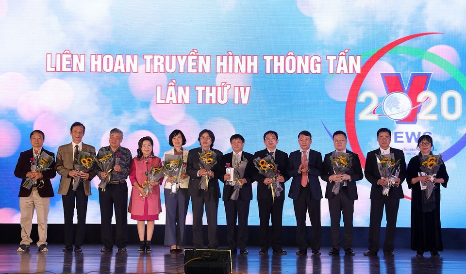 Lãnh đạo và cán bộ TTXVN được vinh danh vì đã có thành tích đóng góp cho sự phát triển của Trung tâm Truyền hình Thông tấn. (Ảnh: Phan Tuấn Anh/TTXVN)