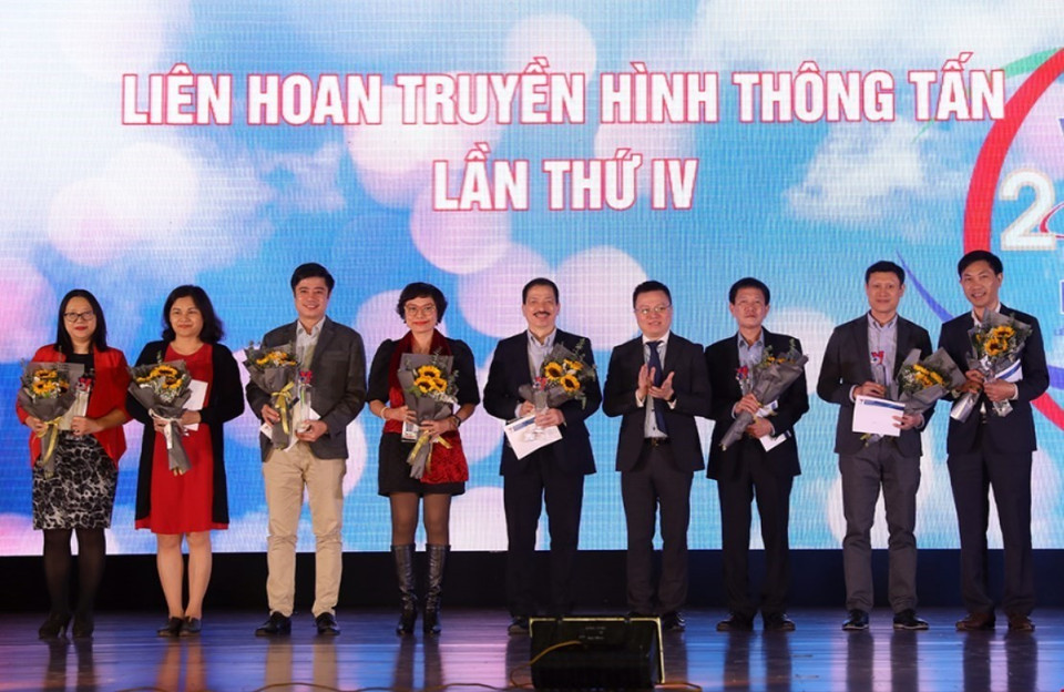 Đại diện các tập thể được vinh danh vì đã có thành tích đóng góp cho sự phát triển của Trung tâm Truyền hình Thông tấn. (Ảnh: Phan Tuấn Anh/TTXVN)
