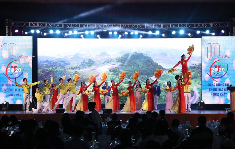 Tiết mục văn nghệ chào mừng. (Ảnh: Phan Tuấn Anh/TTXVN)