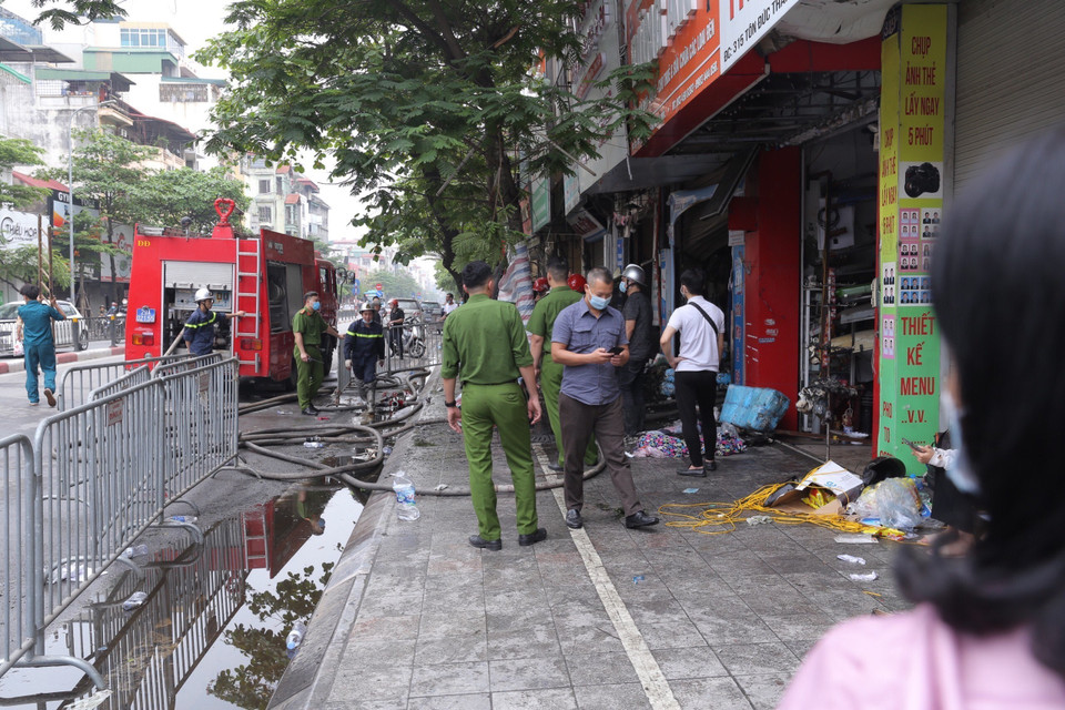 Lực lượng chức năng có mặt tại hiện trường. (Ảnh: Hoàng Hiếu/TTXVN) 