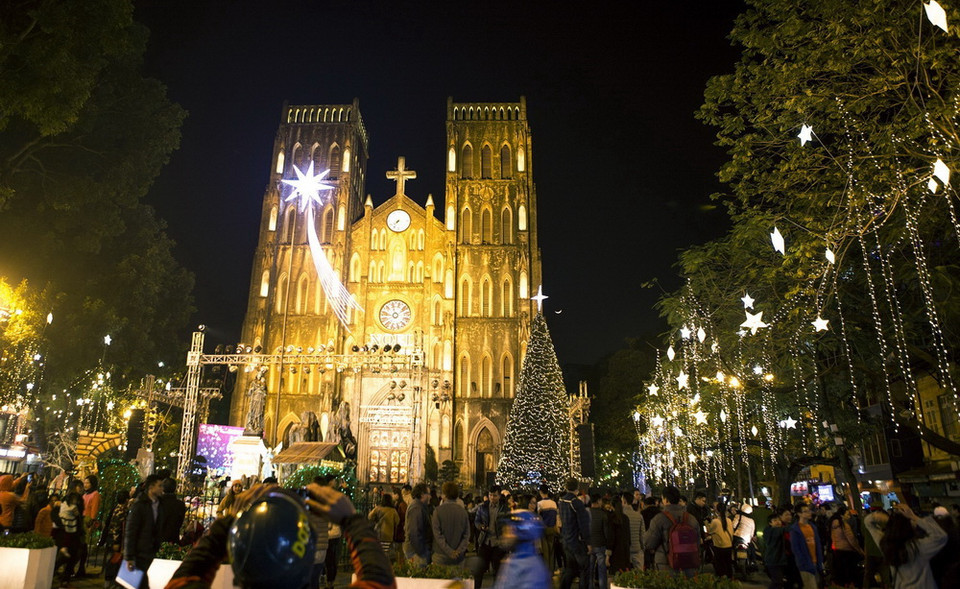 Nhà thờ Lớn Hà Nội được trang hoàng lộng lẫy mừng Giáng sinh và năm mới 2018. (Ảnh: Hoàng Hùng/TTXVN)