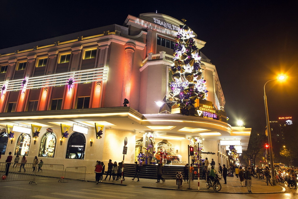 Trung tâm Thương mại Tràng Tiền được trang trí rực rỡ thu hút khách tham quan và mua sắm. (Ảnh: Hoàng Hùng/TTXVN)