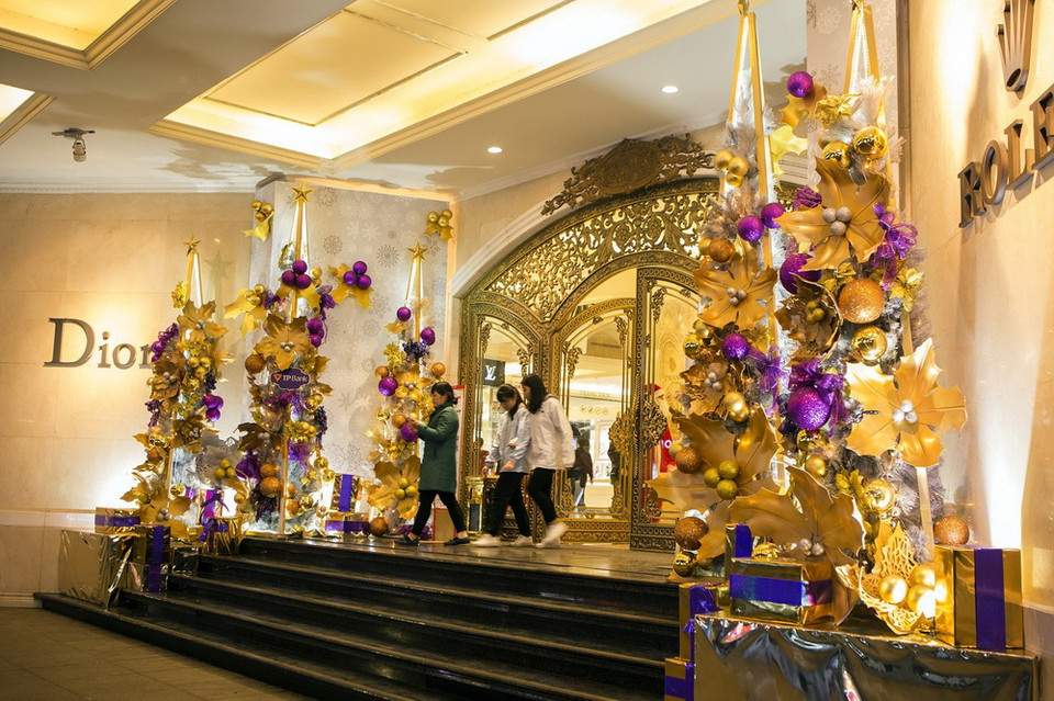 Trung tâm Thương mại Tràng Tiền được trang trí rực rỡ thu hút khách tham quan và mua sắm. (Ảnh: Hoàng Hùng/TTXVN)