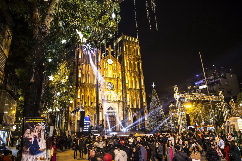 Nhà thờ Lớn Hà Nội được trang hoàng lộng lẫy mừng Giáng sinh và năm mới 2018. (Ảnh: Hoàng Hùng/TTXVN)