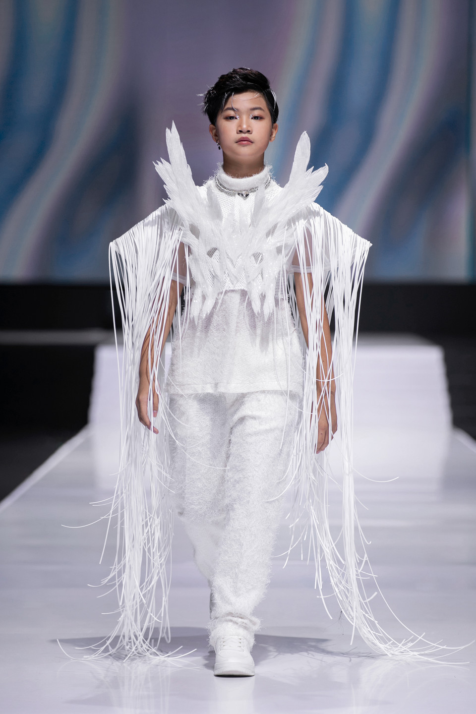 Mỗi thiết kế không chỉ tôn vinh vẻ đẹp ngoại hình mà còn là tuyên ngôn về vẻ đẹp nội tâm – sáng ngời, bền vững, và không bao giờ khuất phục.(Ảnh: PV/Vietnam+)