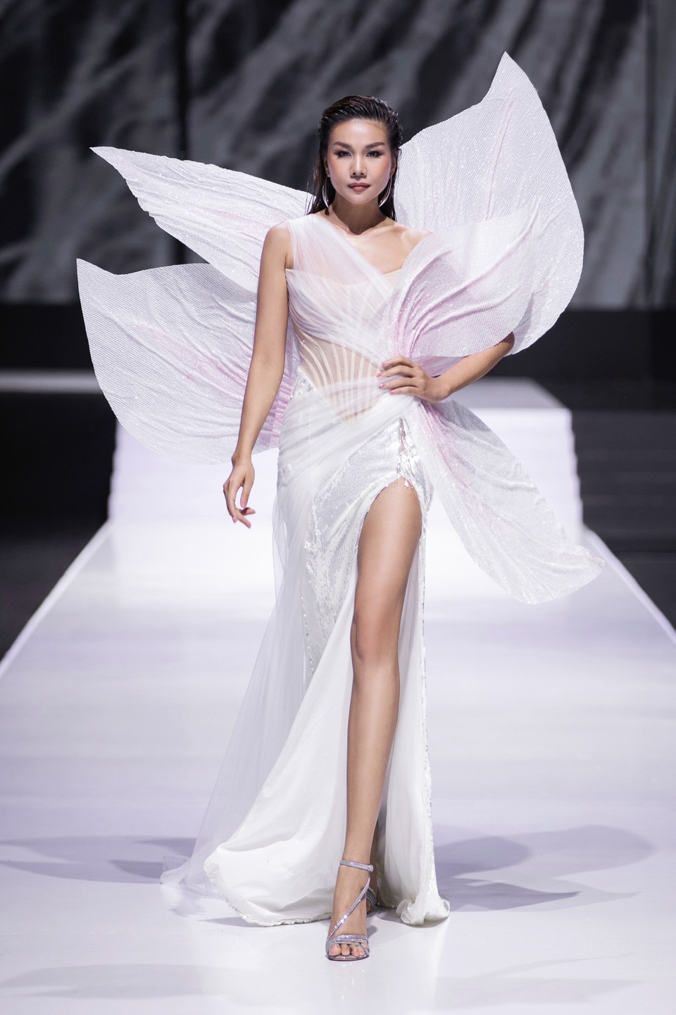 Các chi tiết cầu kỳ, tinh xảo được kết hợp với kiểu dáng phóng khoáng, không theo khuôn mẫu, tạo nên sự hài hòa giữa vẻ đẹp của sự tự do và tính biểu tượng của một chiến binh đích thực. (Ảnh: PV/Vietnam+)