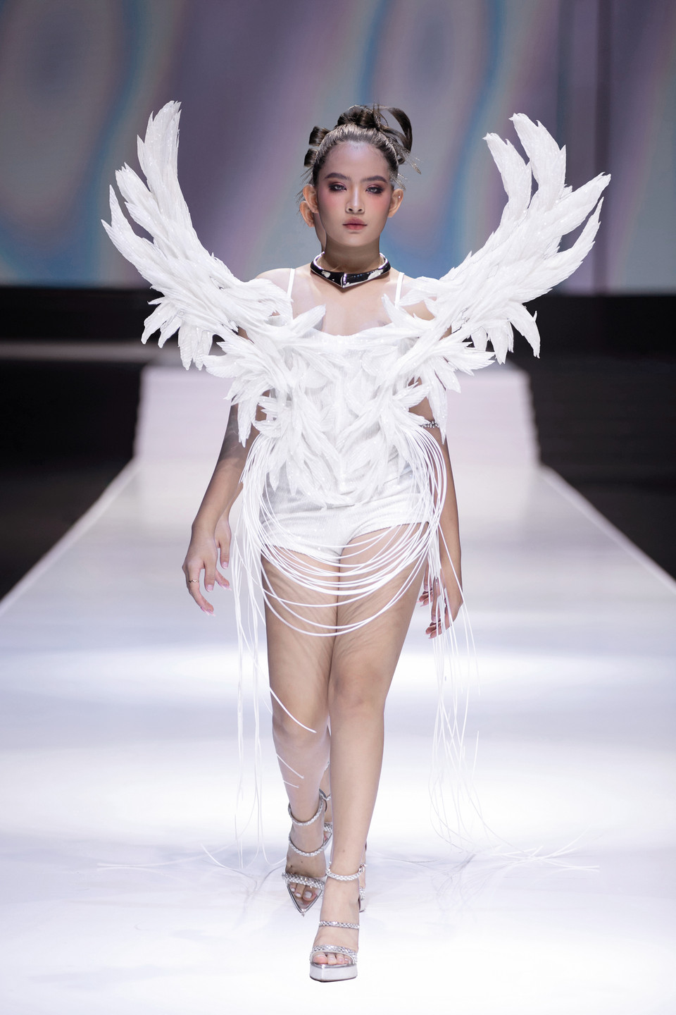 Ẩn sau các thiết kế thời trang là thông điệp mạnh mẽ về hành trình khám phá nội tâm và tôn vinh vẻ đẹp bên trong của mỗi ‘chiến binh’ thực thụ. (Ảnh: PV/Vietnam+)