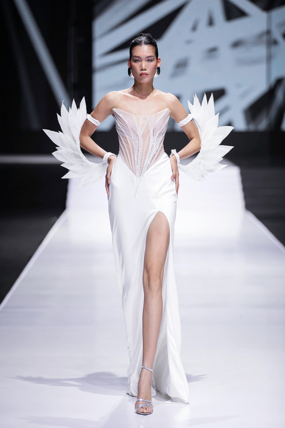 Các thiết kế của “Inner” không khoe mẽ, không phô trương, nhưng từng đường nét, chất liệu, đều mang nét đẹp của những “thiên thần” tỏa sáng. (Ảnh: PV/Vietnam+)