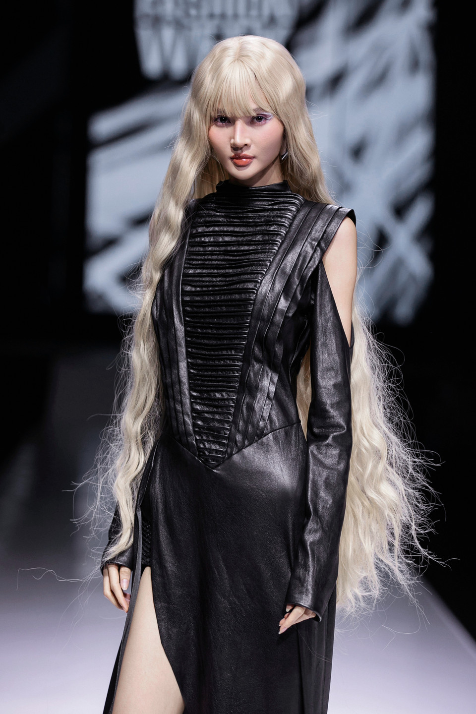 Các thiết kế lần này trong “Inner” đều tập trung phá bỏ những khuôn khổ thông thường - táo bạo, hỗn loạn và đầy kiêu hãnh. (Ảnh: PV/Vietnam+)