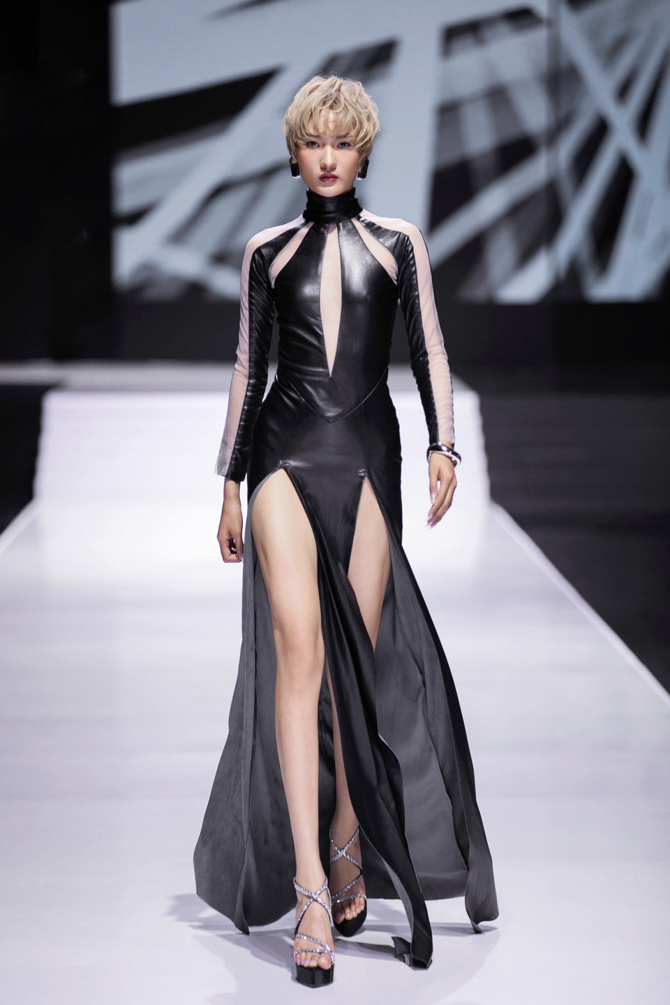 Sau thành công của bộ sưu tập “Crystal” - bức tranh tinh khôi lấy cảm hứng từ pha lê tuyết trong đêm đông tại Vietnam International Fashion Week 2023, lần này Ivan Trần đã trình làng bộ sưu tập mang phong cách thời trang lập dị ấn tượng với các thiết kế “Avant Garde,” nơi bên cạnh sắc đen là những sắc thái màu sắc nhẹ nhàng như trắng, kem và nâu, tạo nên phong cách mạnh mẽ, phá cách vốn là thế mạnh của Ivan Trần. (Ảnh: PV/Vietnam+)