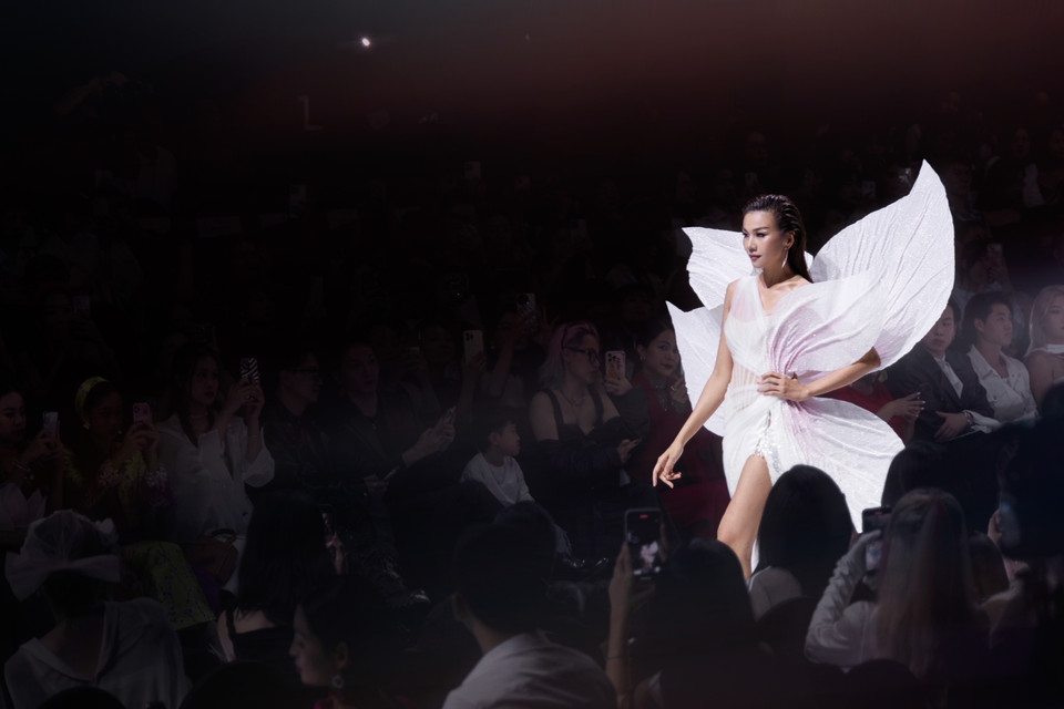 Khép lại màn trình diễn đầy bùng nổ, Siêu mẫu Thanh Hằng đã “làm chủ” sàn diễn của Vietnam International Fashion Week với thiết kế đầm để lộ một bên vai tinh tế cùng phần corset siết eo cho thấy tổng thể hài hòa. (Ảnh: PV/Vietnam+)