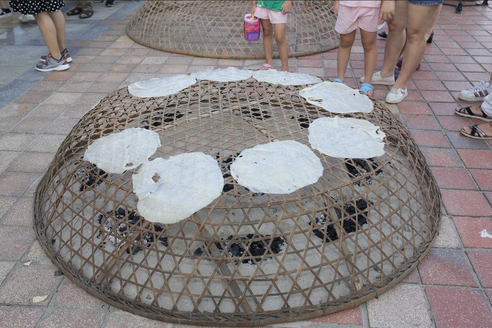 Ông Tán Văn Vương, Phó Giám đốc Sở Du lịch, trưởng ban tổ chức lễ hội tận hưởng mùa hè Đà Nẵng 2022 cho biết: ‘Sau thời gian đóng băng do dịch COVID-19, du khách nội địa và quốc tế đã quay trở lại, du lịch thành phố đã bắt đầu khởi sắc. Sở Du lịch đang tập trung tăng cường công tác truyền thông, xúc tiến, quảng bá điểm đến Đà Nẵng thông qua các sự kiện quốc tế, các chương trình, hoạt động xúc tiến tại chỗ. Lễ hội Tận hưởng ẩm thực Đà Nẵng và Không gian bia được tổ chức nhằm mục đích đa dạng hóa các sản phẩm du lịch hè 2022, tạo nên điểm đến mới lạ để người dân, du khách cùng tham quan, trải nghiệm. Hy vọng du khách sẽ có một mùa hè sôi động, ấn tượng và vui vẻ tại Đà Nẵng’. (Ảnh: CTV/Vietnam+)