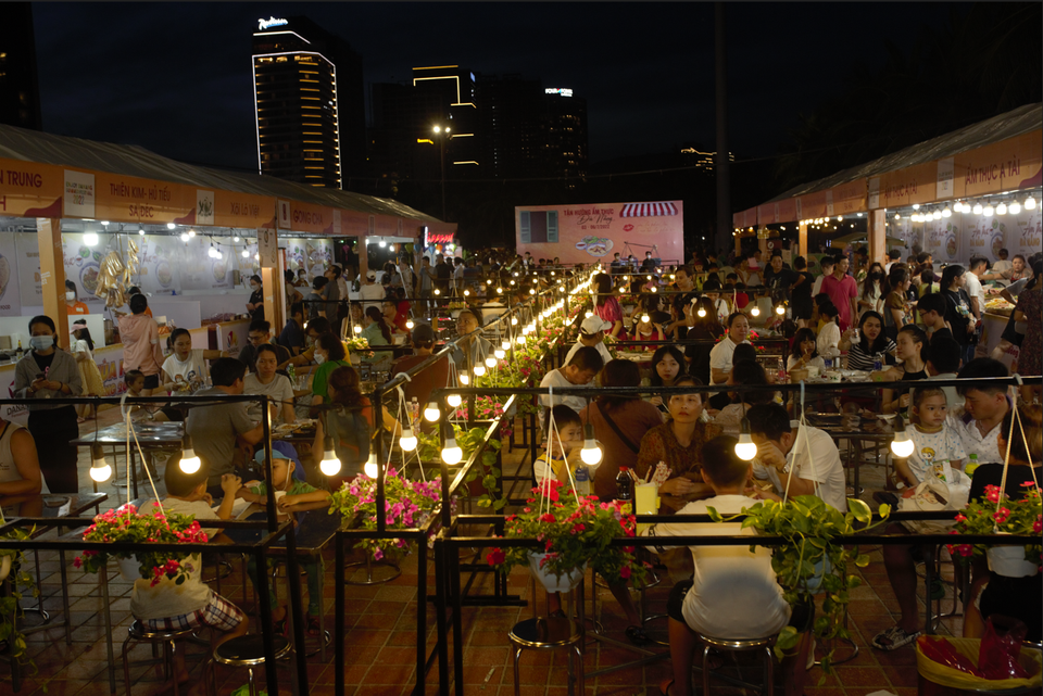 Trong những ngày hè oi ả, người dân và du khách còn được tận hưởng không khí mát mẻ tại không gian bia của lễ hội, cùng tham gia các trò chơi vận động nhẹ, các chương trình hoạt náo đố vui trúng thưởng và thưởng thức vị bia mát lạnh. (Ảnh: CTV/Vietnam+)