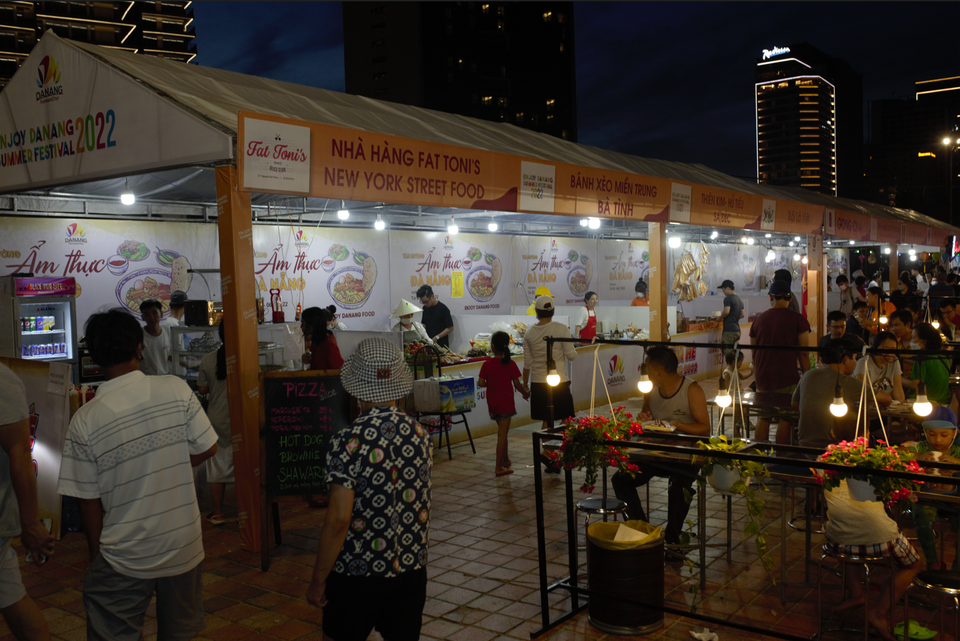 Hoạt động xuyên suốt sự kiện là 16 gian hàng trưng bày, bán các sản phẩm lưu niệm của Đà Nẵng, sản phẩm OCOP, trang phục đi biển và Không gian ẩm thực với 20 gian hàng phục vụ các món ăn đặc trưng như mỳ Quảng, bánh tráng cuốn thịt heo, bún mắm, bánh xèo, bún thịt nướng, bún chả cá, bún bò, chè và các món bánh dân gian các vùng miền của Việt Nam như bánh ú, bánh ít, bánh tằm ngũ sắc, bánh bò… (Ảnh: CTV/Vietnam+)
