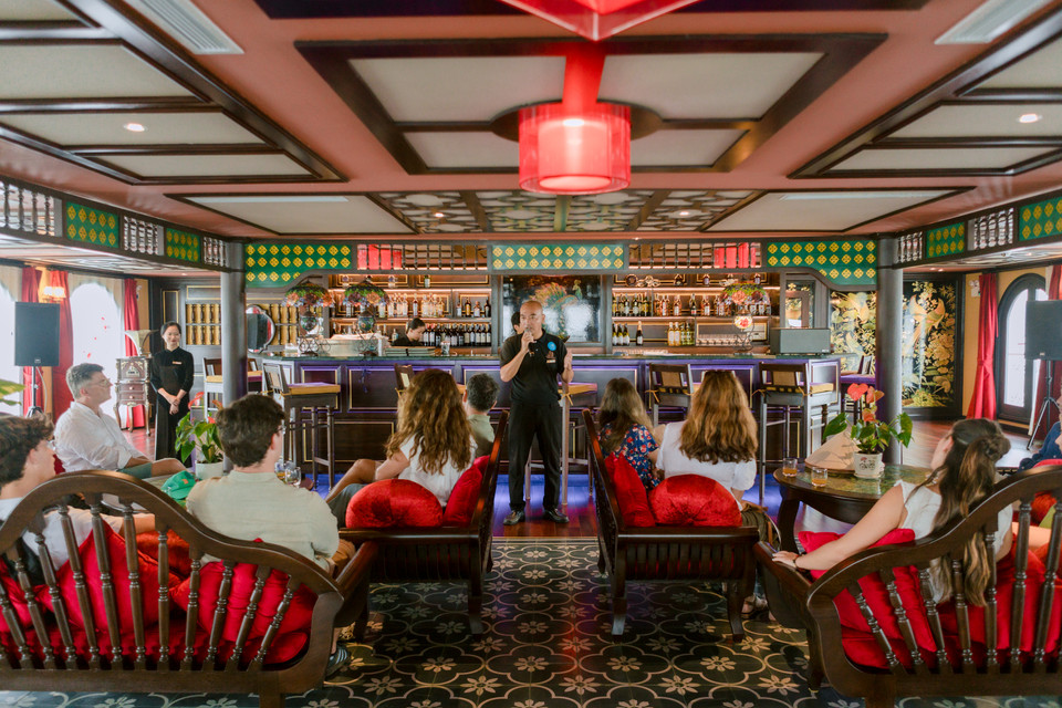 Du khách quốc tế thích thú khi lần đầu trải nghiệm con tàu mang đậm màu sắc duy mỹ này. (Ảnh: CTV/Vietnam+)