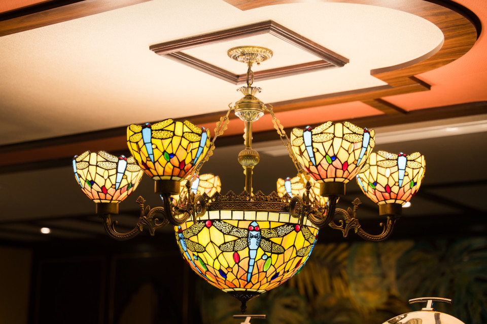 Mỗi chiếc đèn treo được làm thủ công này nặng tới 40kg. (Ảnh: Mai Mai/Vietnam+)