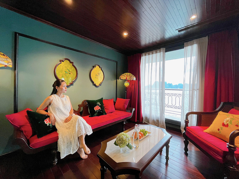 Với giá trị thẩm mỹ nổi bật giao thoa giữa nét đẹp truyền thống Việt Nam và kiến trúc sang trọng Pháp cổ, du thuyền mang tới cho du khách những trải nghiệm gần gũi trong từng chi tiết trang trí tinh giản từ các làng nghề thủ công truyền thống dân tộc. (Ảnh: Mai Mai/Vietnam+)