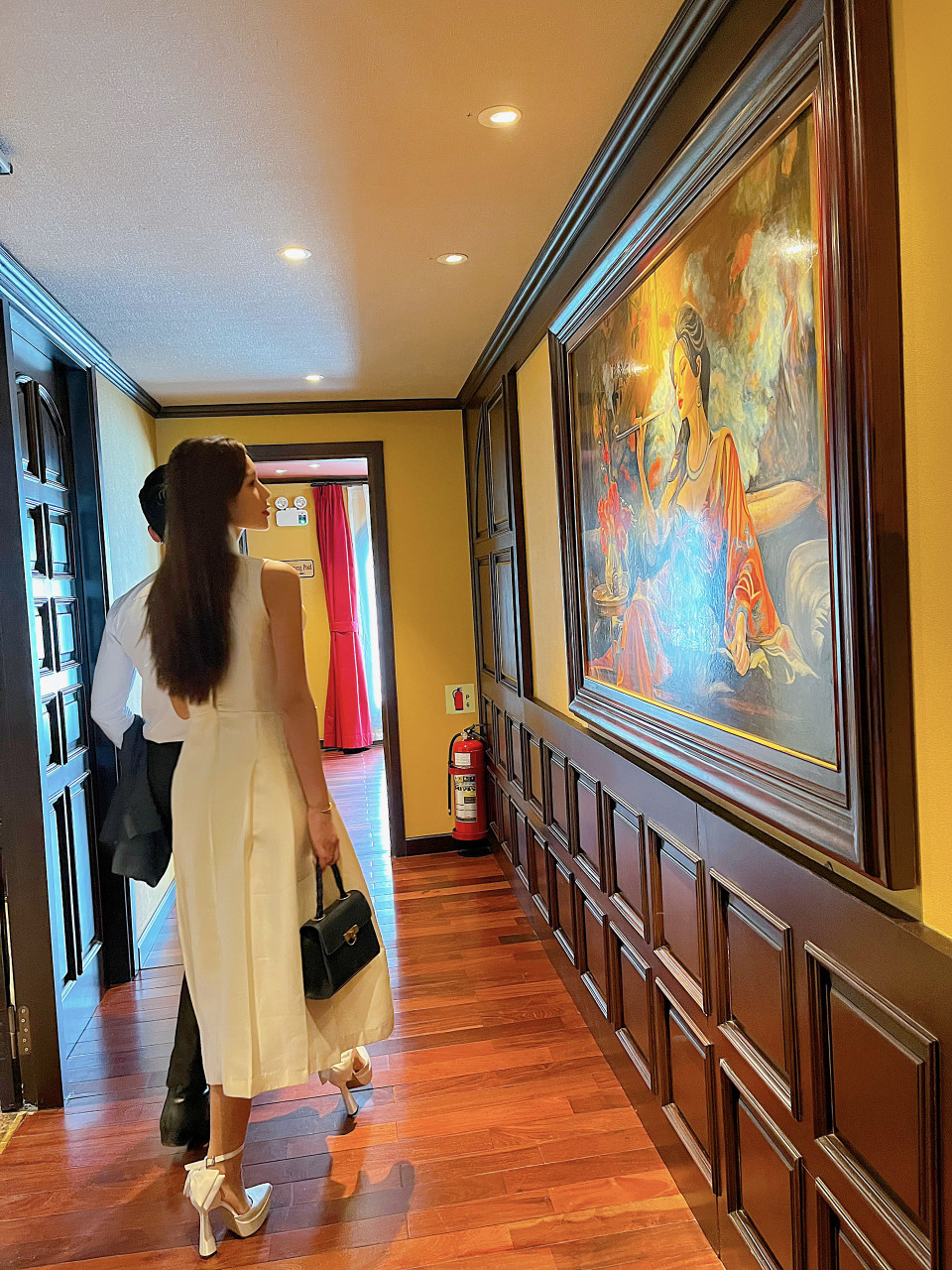 Mỗi không gian được thiết kế tinh xảo cùng hệ thống bộ tranh sơn mài, sơn dầu, rèm thêu độc bản do các nghệ nhân thực hiện, như một điểm nhấn, đưa văn hóa Việt đến gần hơn với du khách trong lòng di sản. Đây cũng là cách quảng bá giá trị văn hóa Việt Nam vừa ấn tượng vừa quyến rũ một cách khéo léo. (Ảnh: Mai Mai/Vietnam+)