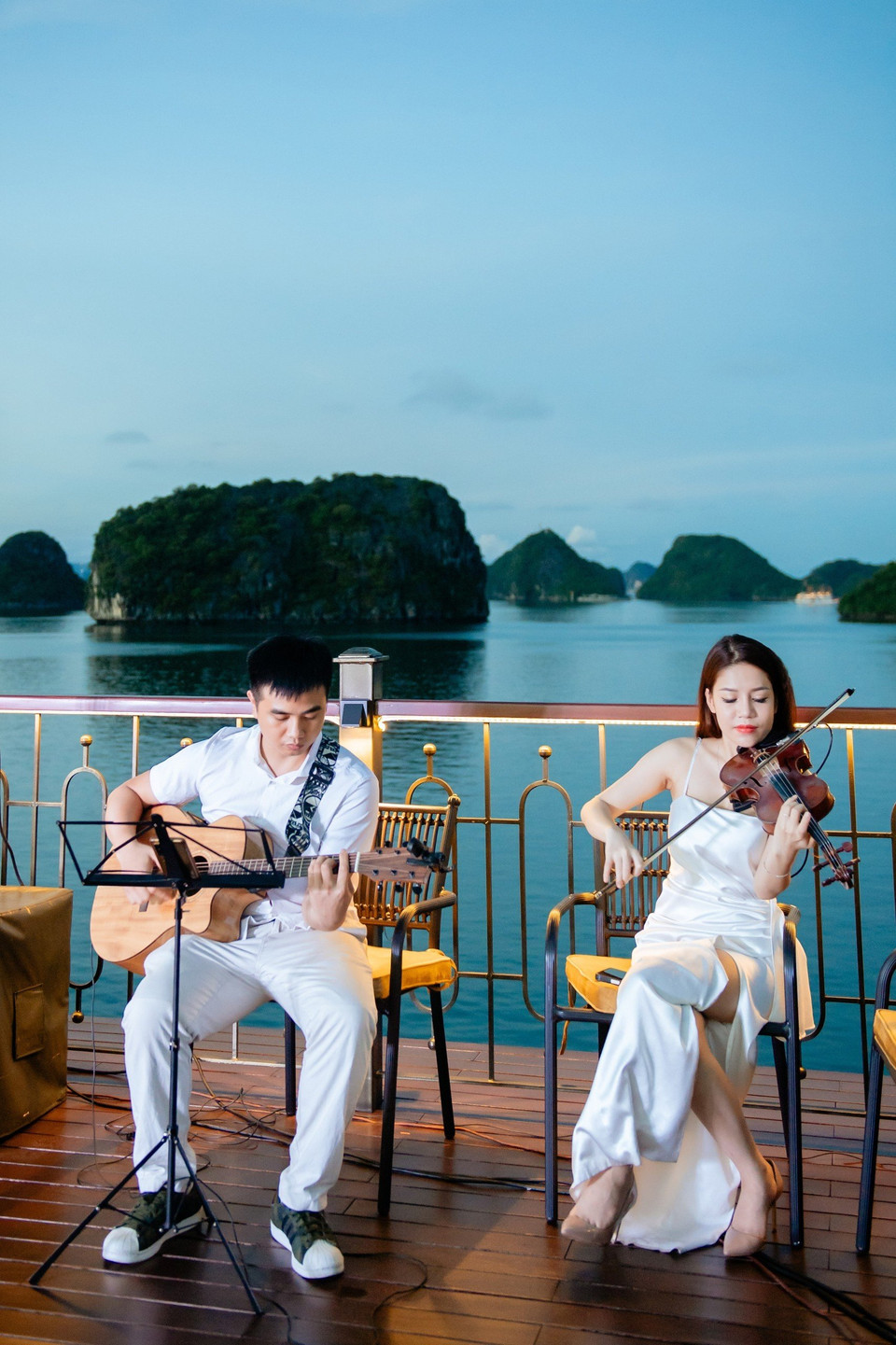 Cùng đón hoàng hôn với âm nhạc du dương. (Ảnh: Mai Mai/Vietnam+)