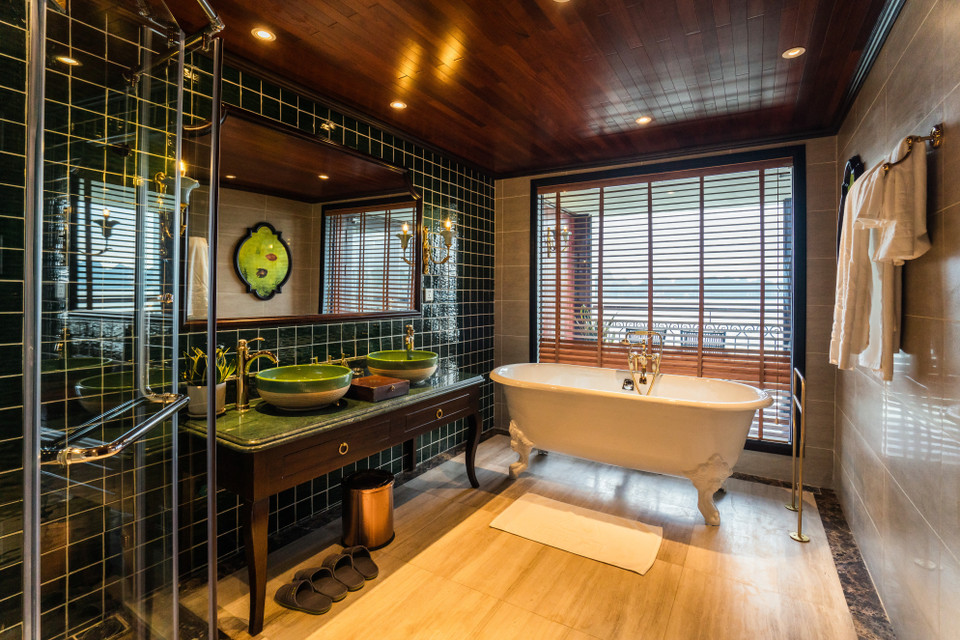 Phòng tắm sang trọng view biển. (Ảnh: Mai Mai/Vietnam+)