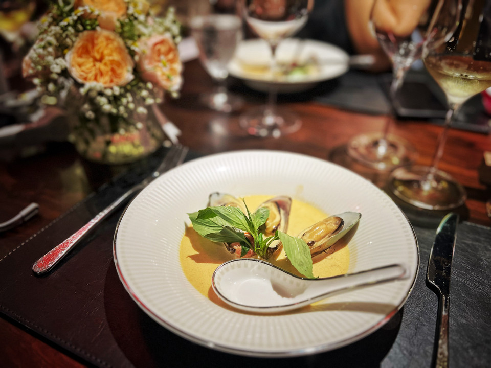 Vẹm xanh New Zealand hấp sốt kem Thái. (Ảnh: Mai Mai/Vietnam+)