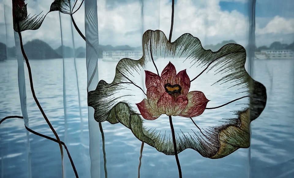 Những bức rèm thêu thủ công do nghệ nhân các làng nghề Việt thực hiện. (Ảnh: Mai Mai/Vietnam+)