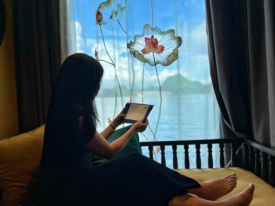 Du khách dành thời gian đọc thư cảm ơn riêng được viết tay nắn nót và đầy trọng thị gửi từ Trưởng tàu. (Ảnh: Mai Mai/Vietnam+)