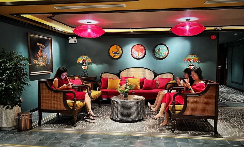 Phòng chờ đậm màu sắc Á Đông với các chi tiết trang trí mang dấu ấn văn hóa Việt. (Ảnh: Mai Mai/Vietnam+)