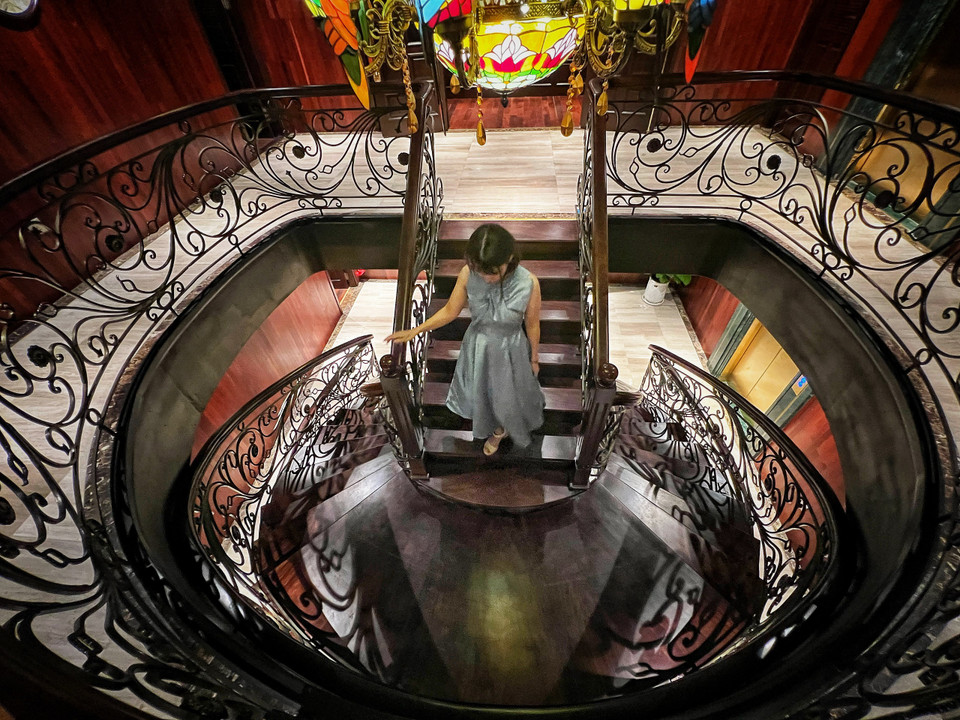 Cầu thang gỗ xoáy ốc với họa tiết trang trí uốn lượn đậm chất cổ điển. (Ảnh: Mai Mai/Vietnam+)