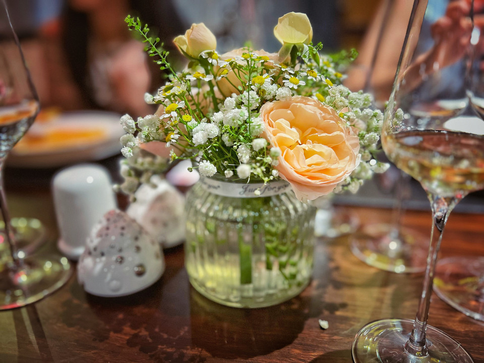 Hoa tươi hiện diện khắp nơi trong không gian tàu. (Ảnh: Mai Mai/Vietnam+)