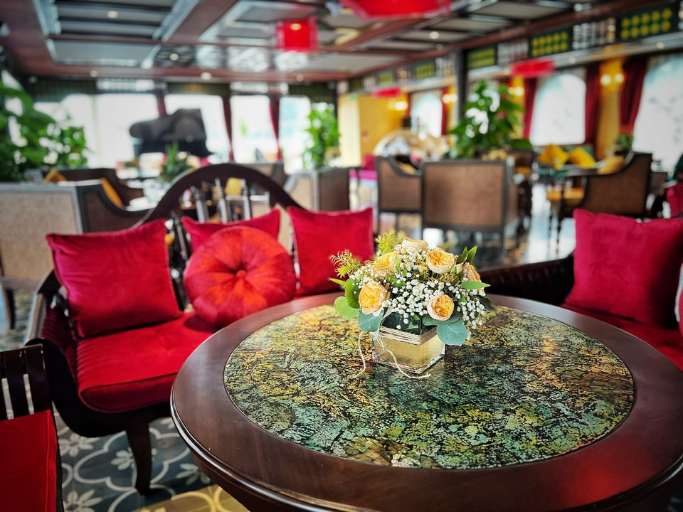 Mỗi chiếc bàn khảm trai là một tác phẩm nghệ thuật được thiết kế độc bản. (Ảnh: Mai Mai/Vietnam+)