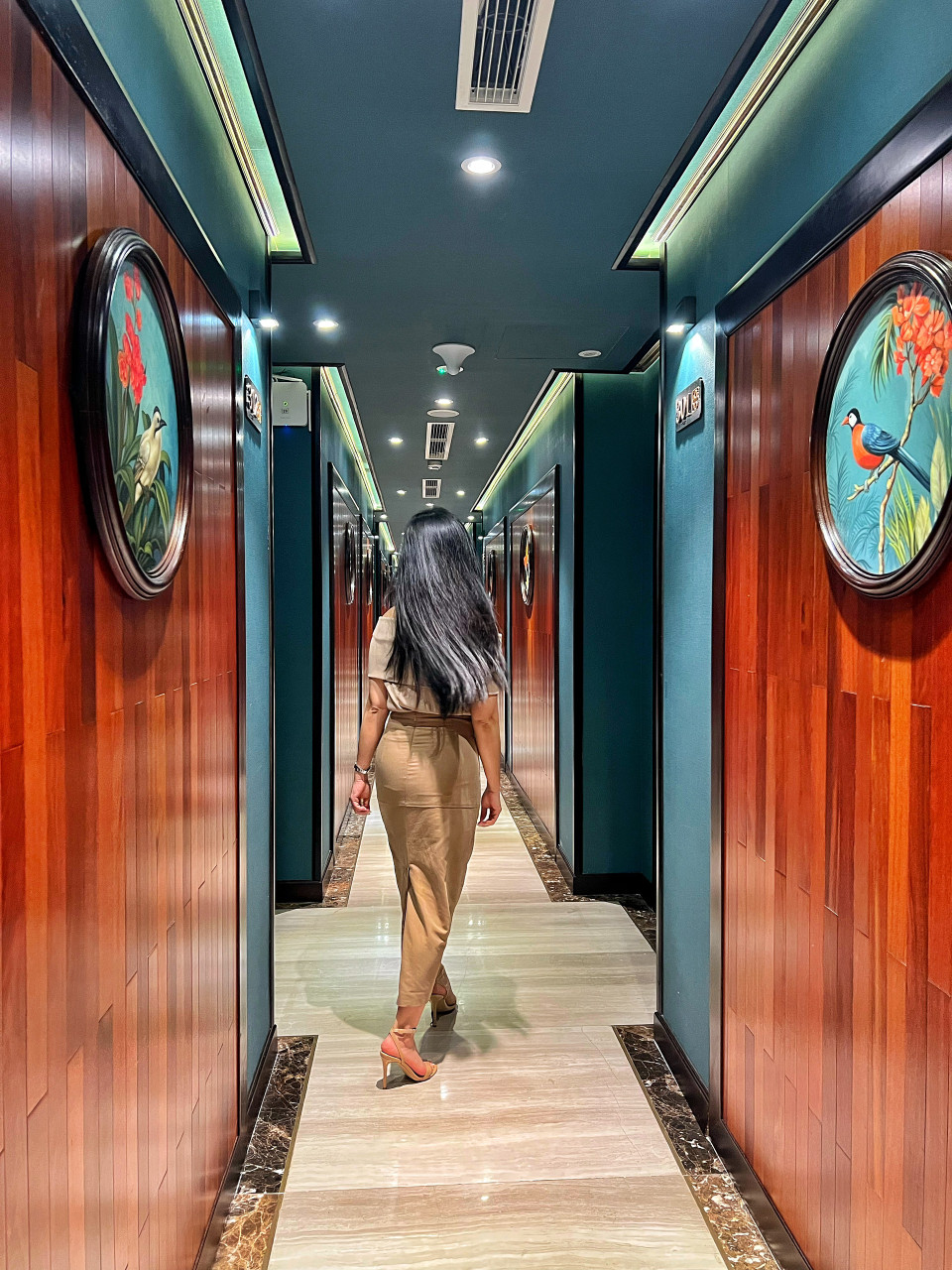 100% tranh sơn mài, sơn dầu được sáng tác và thiết kế riêng tạo nên không gian độc bản. (Ảnh: Mai Mai/Vietnam+)