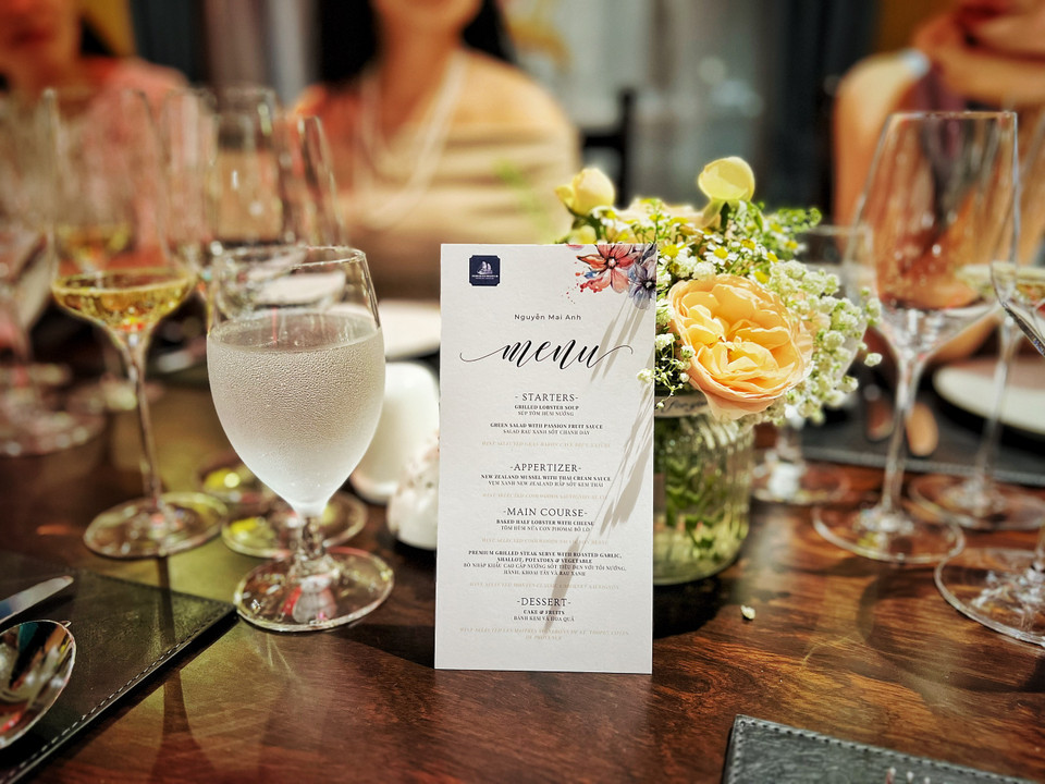 Mỗi chiếc menu đều mang dấu ấn cá nhân khi được thiết kế dành riêng cho từng du khách. (Ảnh: Mai Mai/Vietnam+)