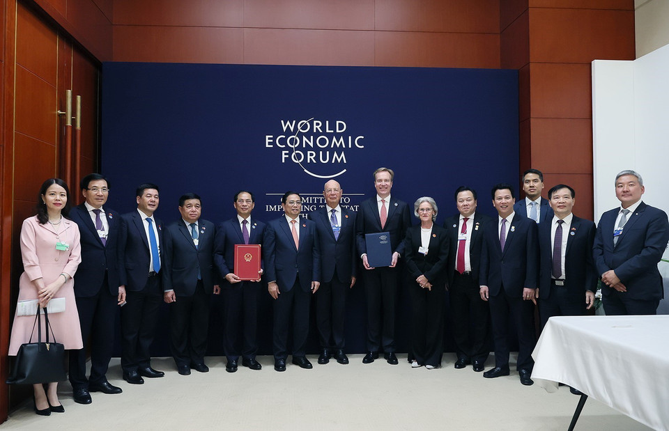 Thủ tướng Phạm Minh Chính và Nhà sáng lập kiêm Chủ tịch Điều hành Diễn đàn Kinh tế Thế giới (WEF) Klaus Schwab chứng kiến Lễ ký kết Biên bản ghi nhớ Việt Nam-WEF giai đoạn 2023-2026. (Ảnh: Dương Giang/TTXVN)